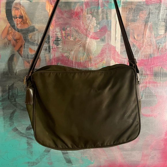 VINTAGE GREEN NYLON PRADA CROSSBODY BAG - Picture 2 of 3